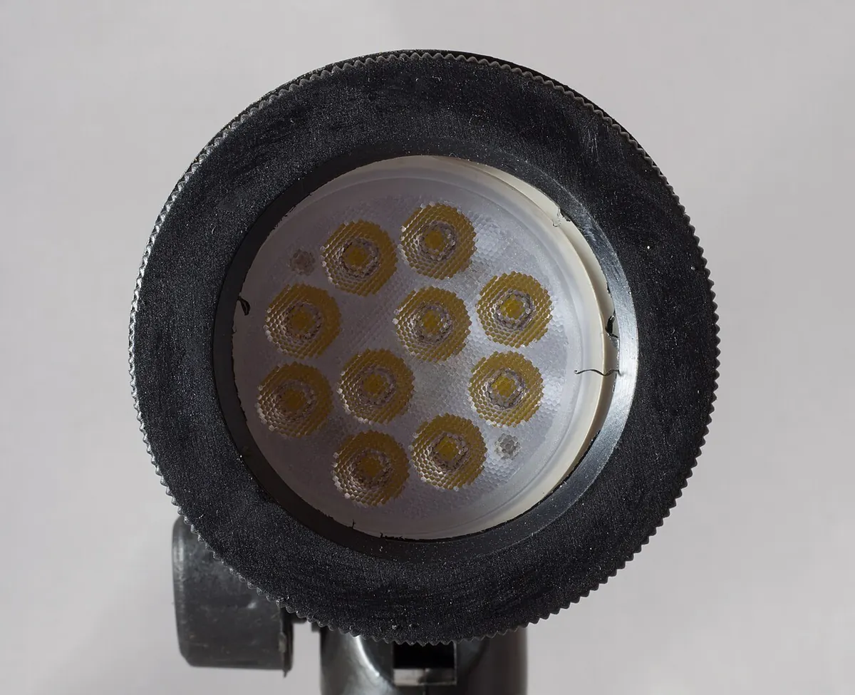 Round LED spotlight module with a cluster of chips