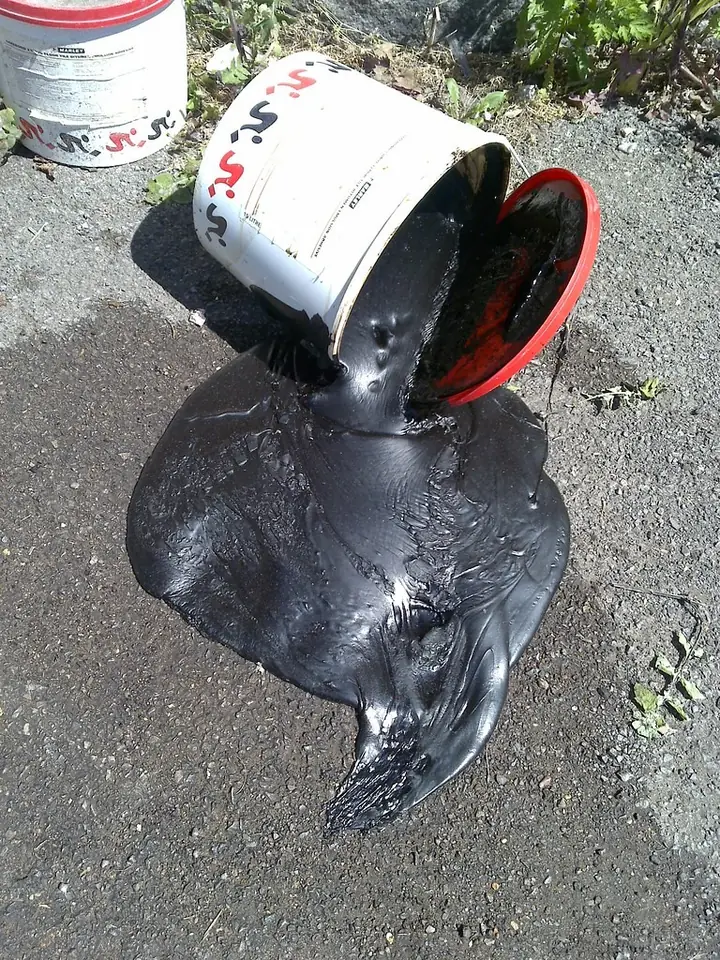 Bitumen glue