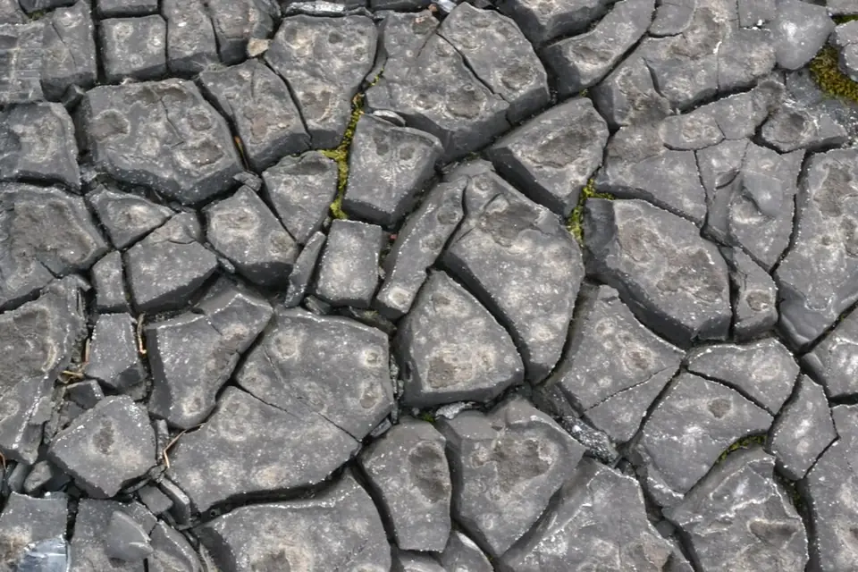 cracked bitumen