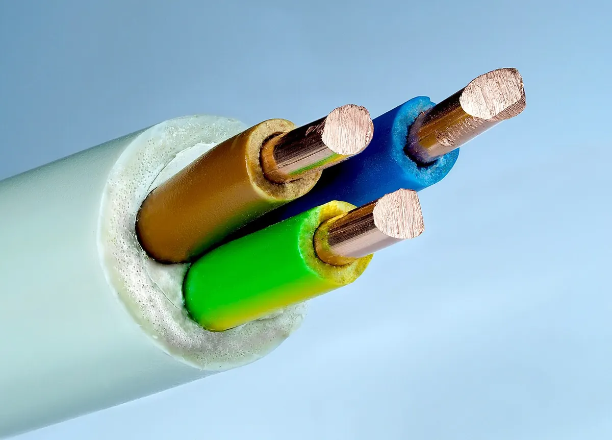 Cut end of a three core copper electrical cable