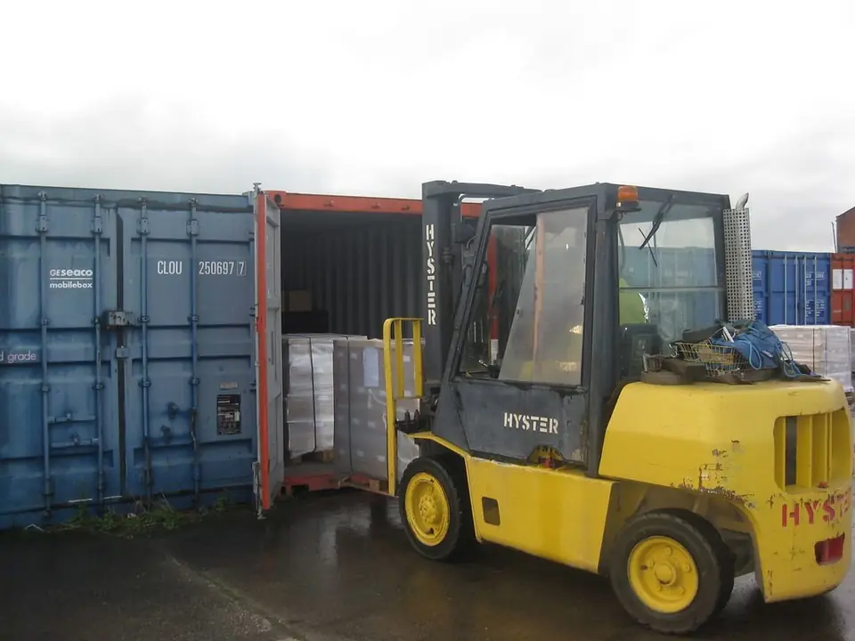 forklift-truck-loading-container