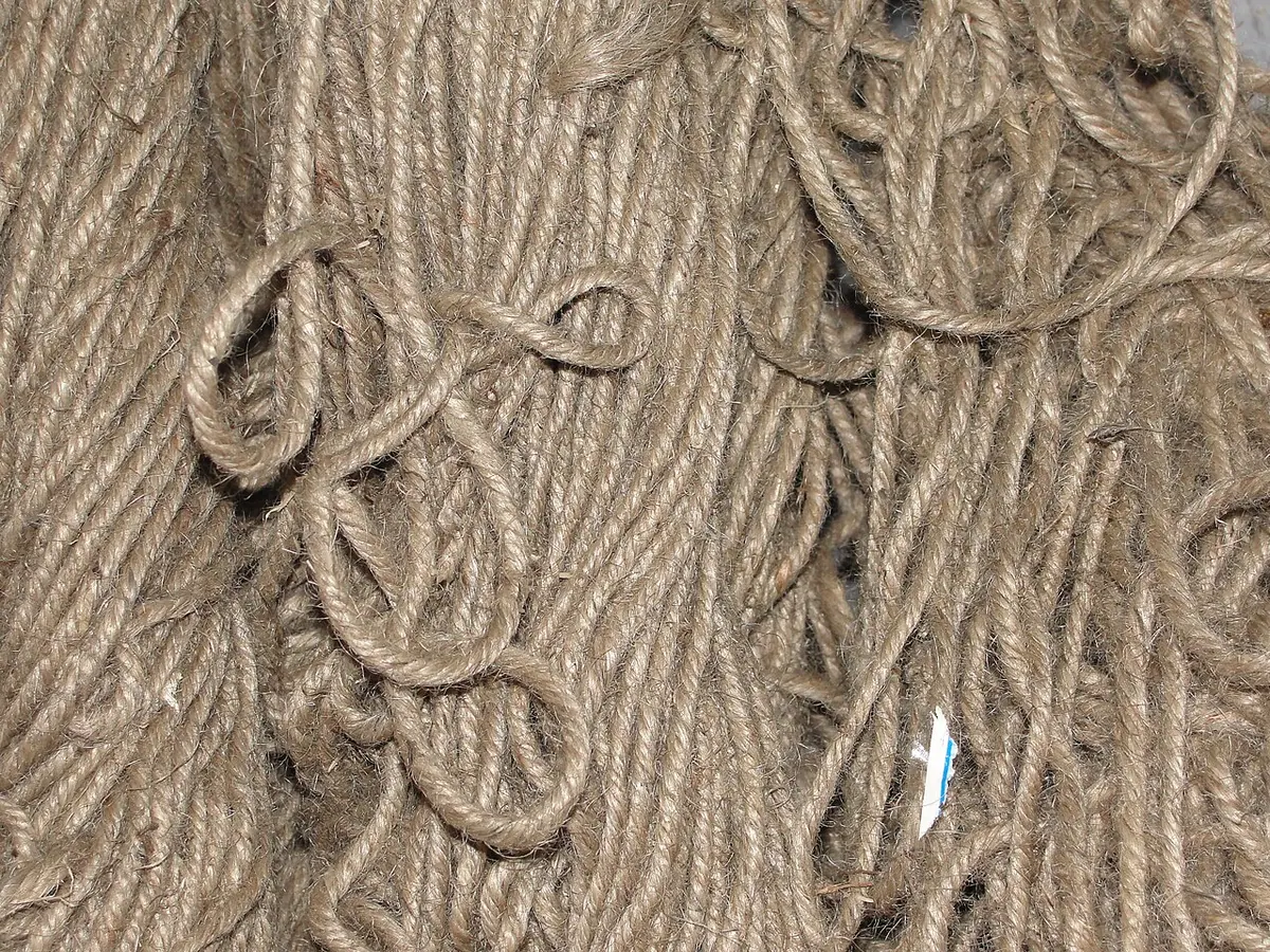 Hanks of thin twisted jute rope