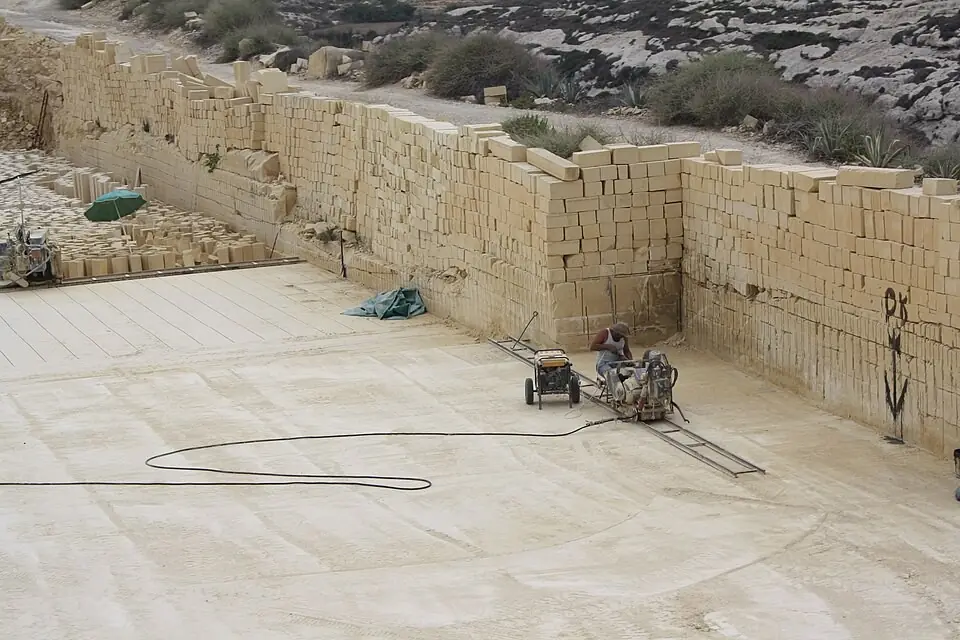 Gozo, limestone quarry - cutting the stone