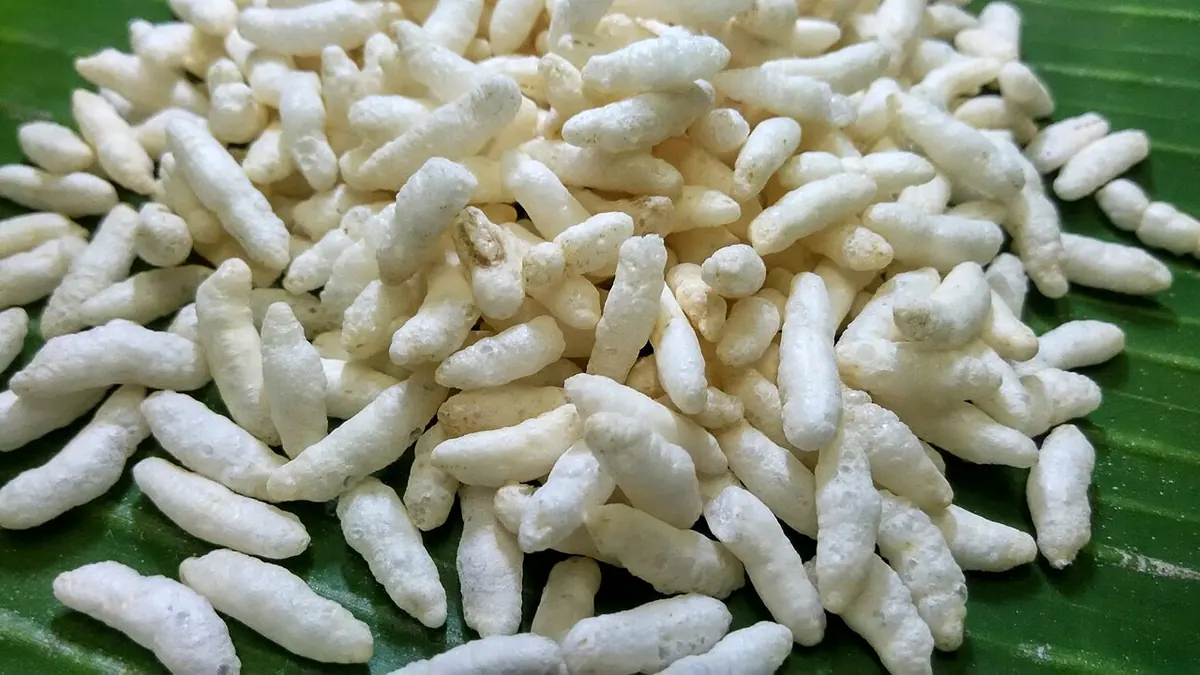 Puffed rice piled on a banana leaf