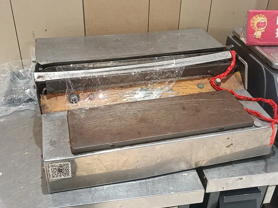 Plastic wrap packaging machine