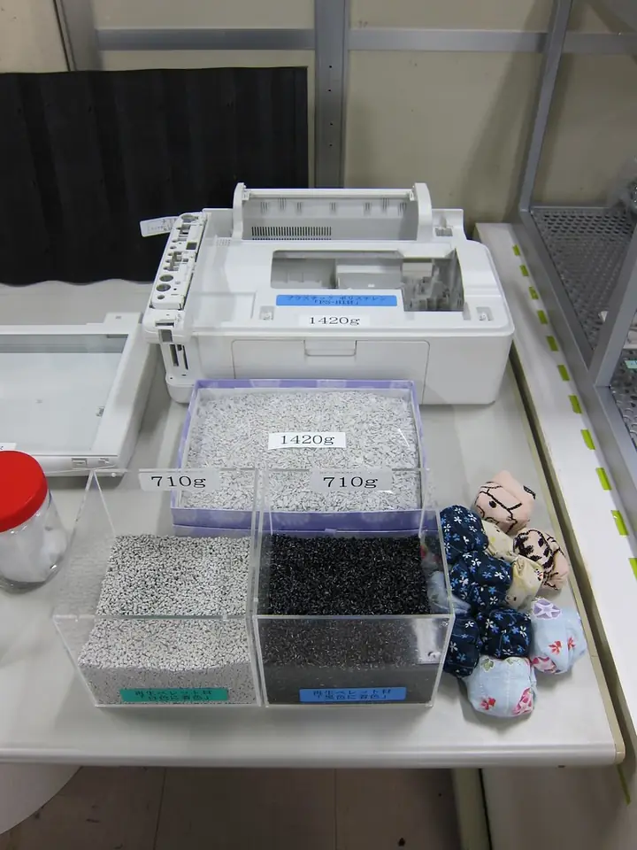 Raw plastic flakes from recycled printer