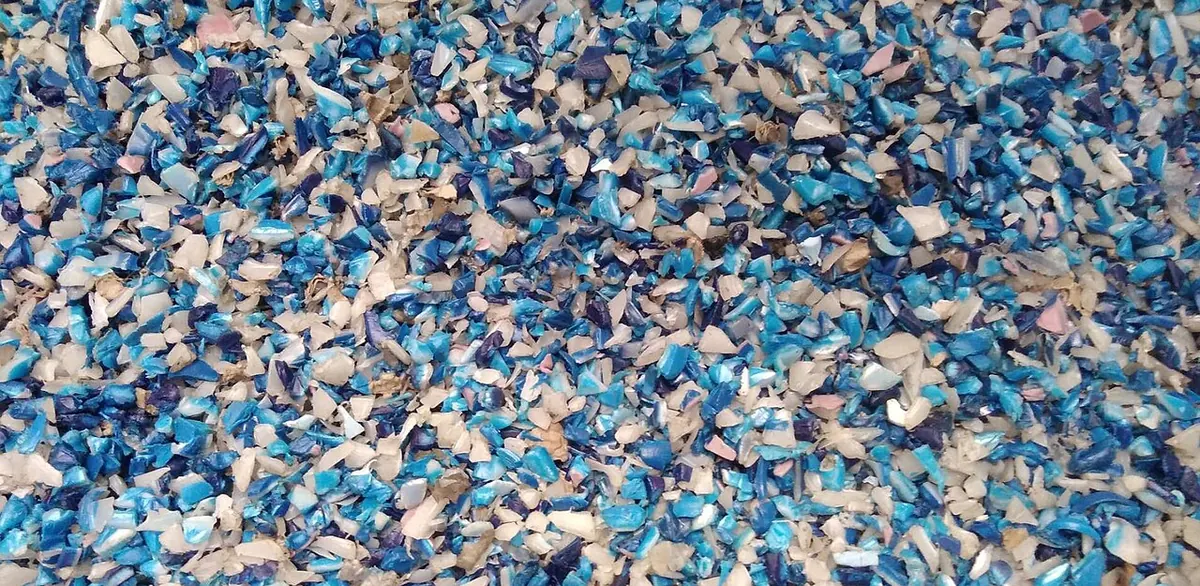 Washed plastic flakes in mixed colours spread flat