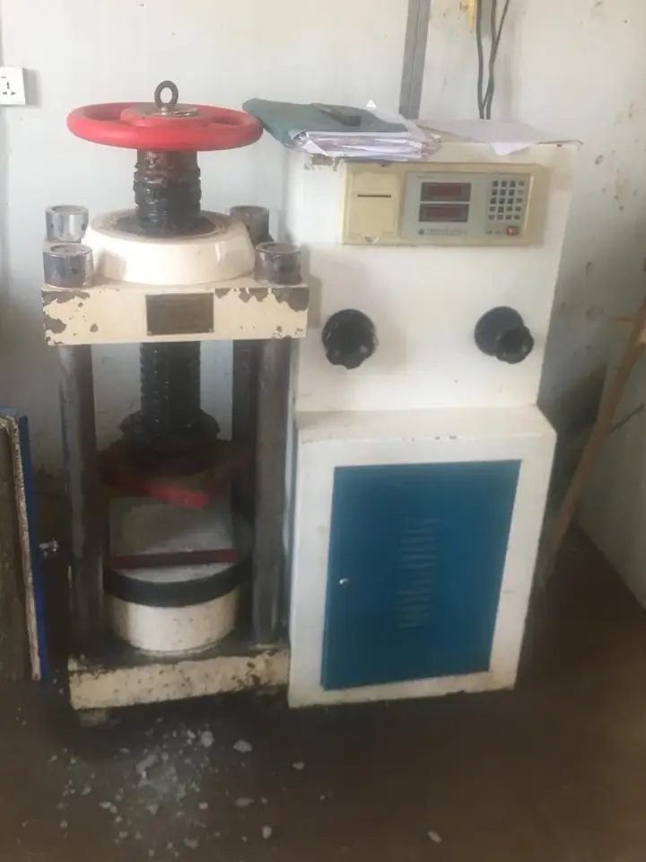 Compressive test machine