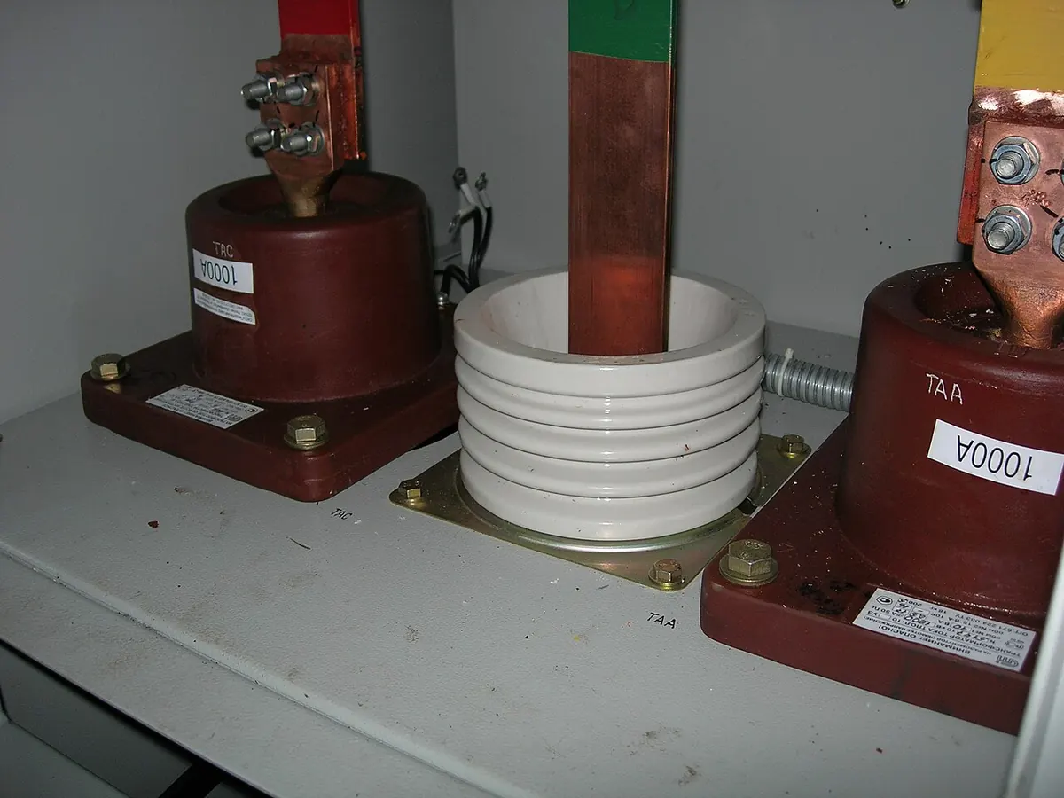 Current transformers on copper busbars inside a panel